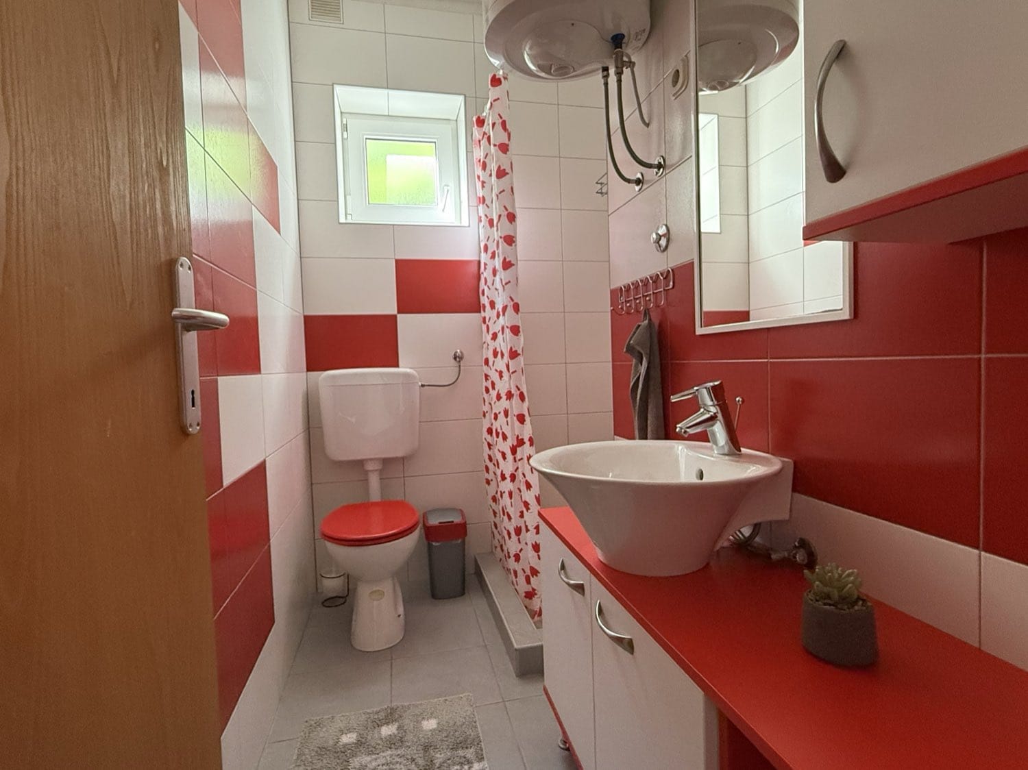 Coral Red apartment – bathroom