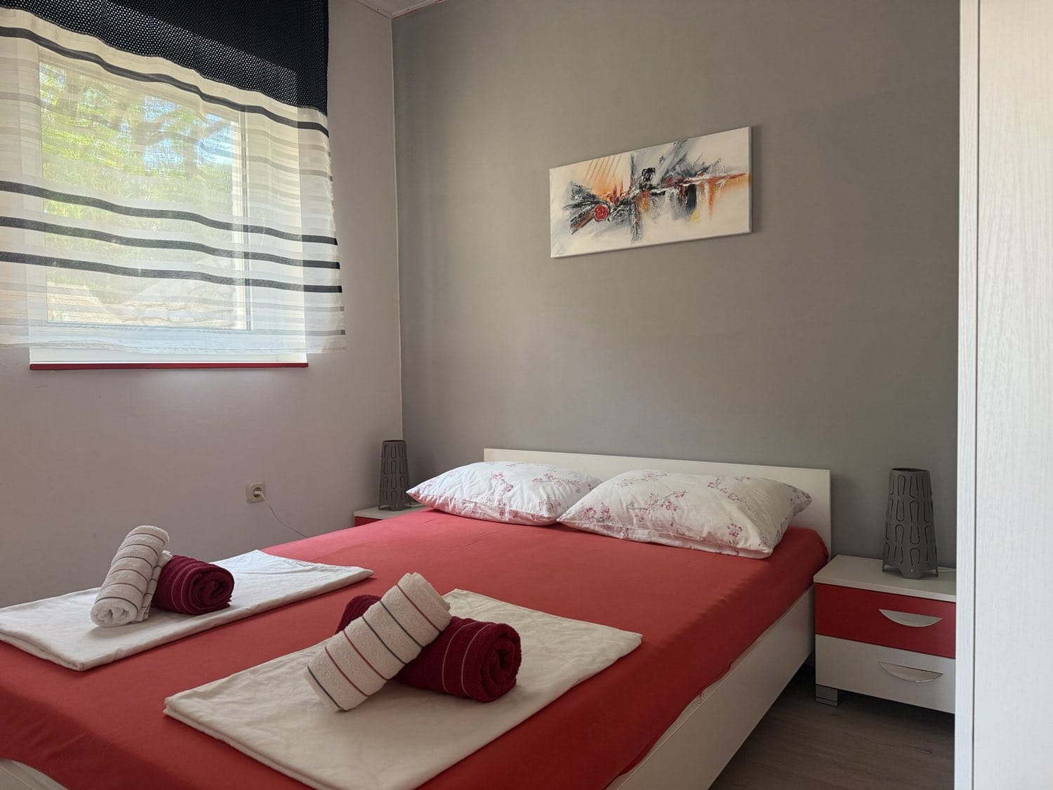 Coral Red apartment – bedroom with double bed