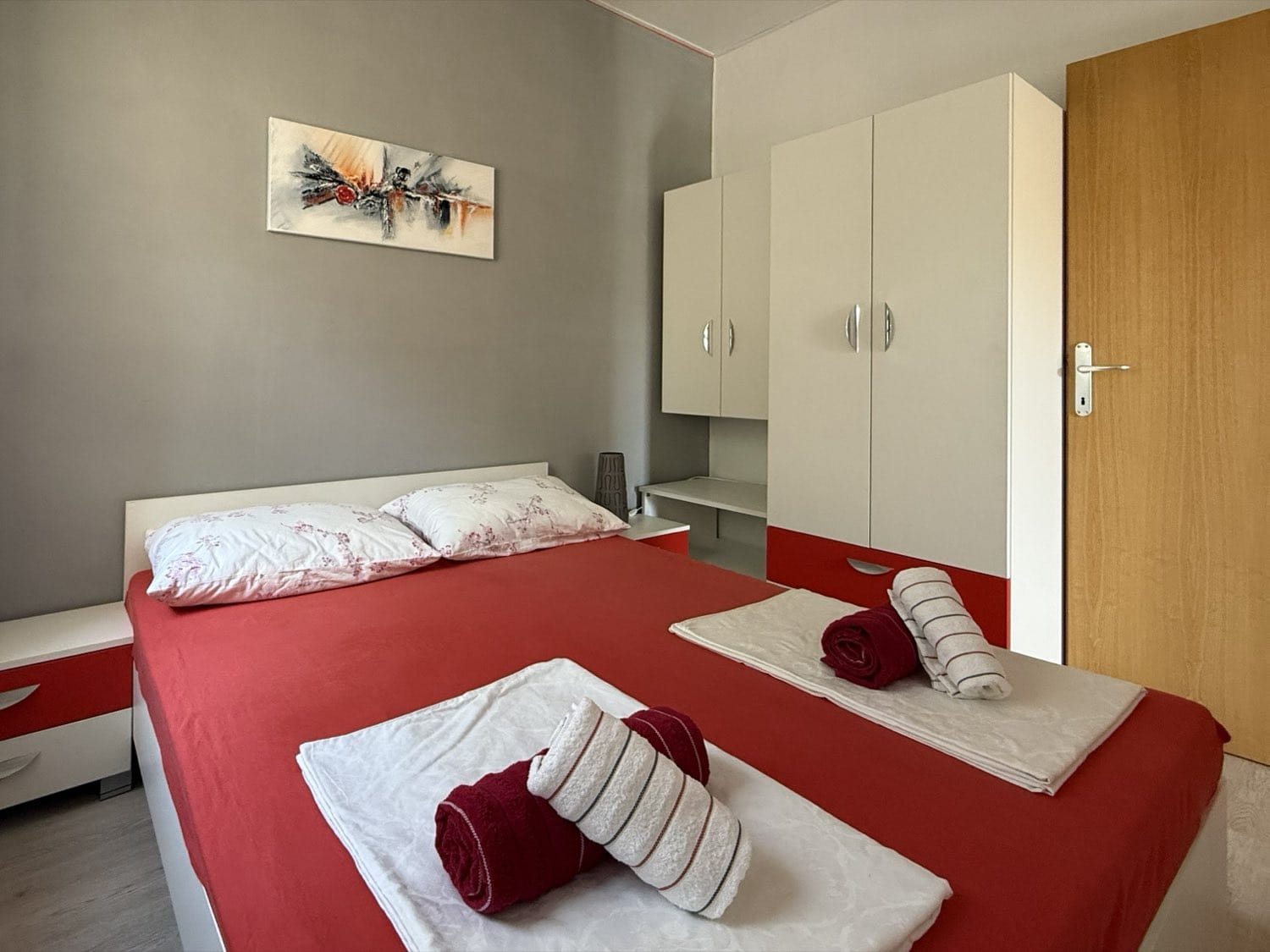 Coral Red apartment – bedroom with wardrobe