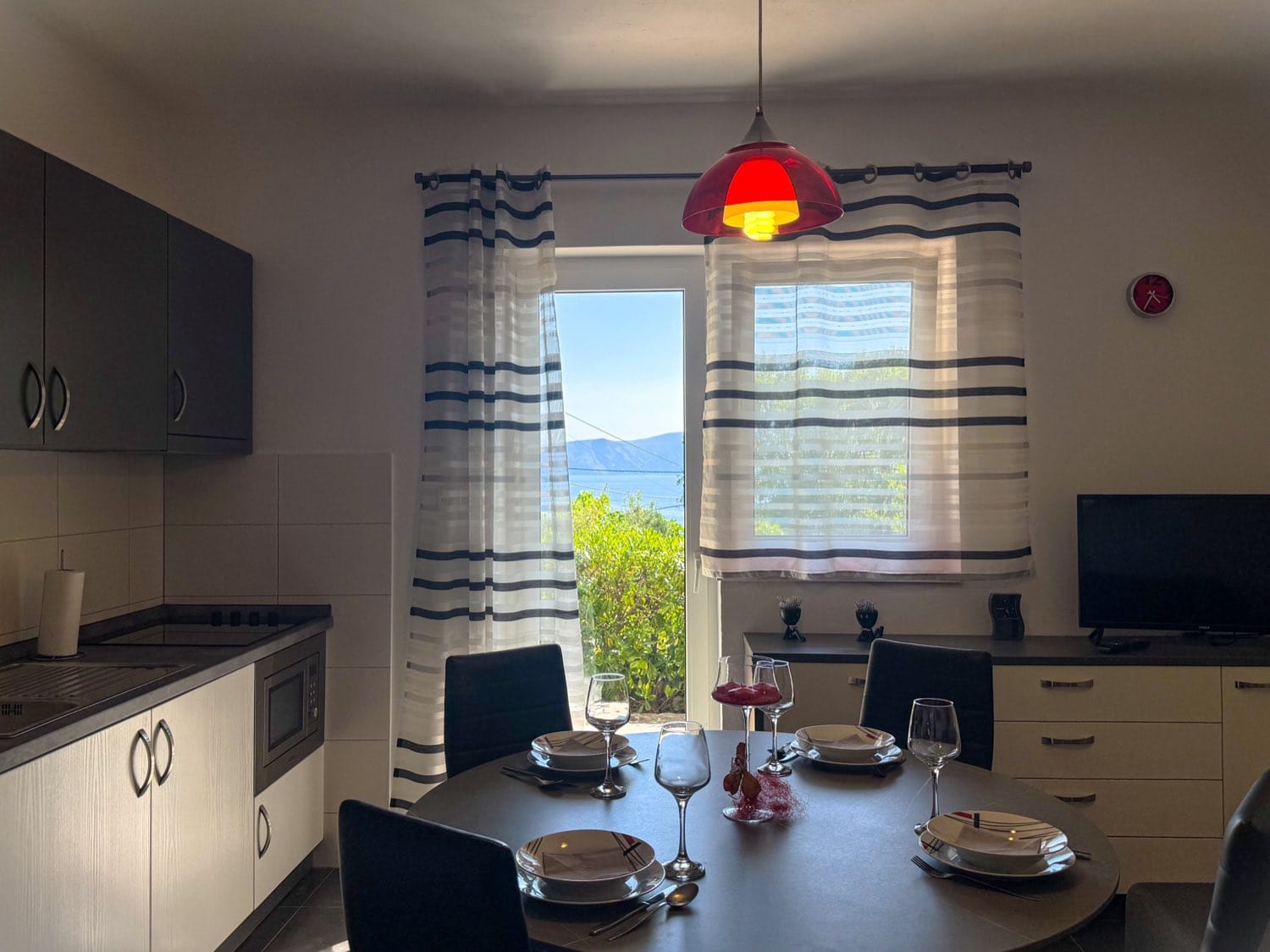 Coral Red apartment – dining table by the window with sea view