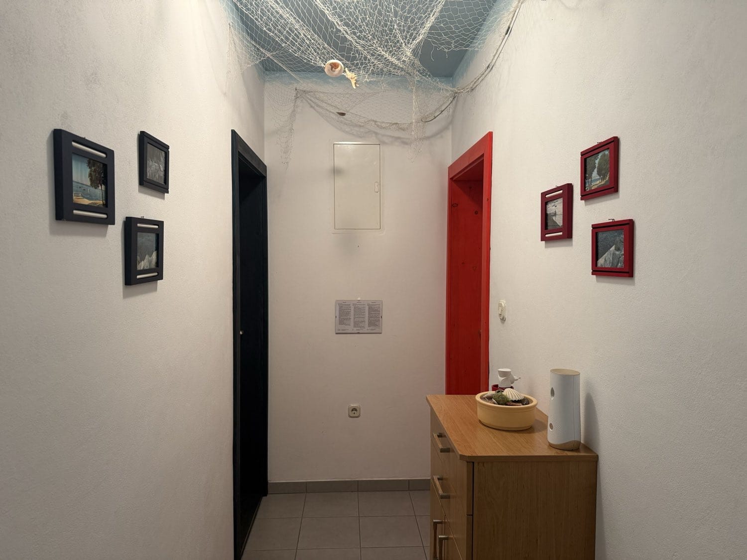 Coral Red apartment – hallway