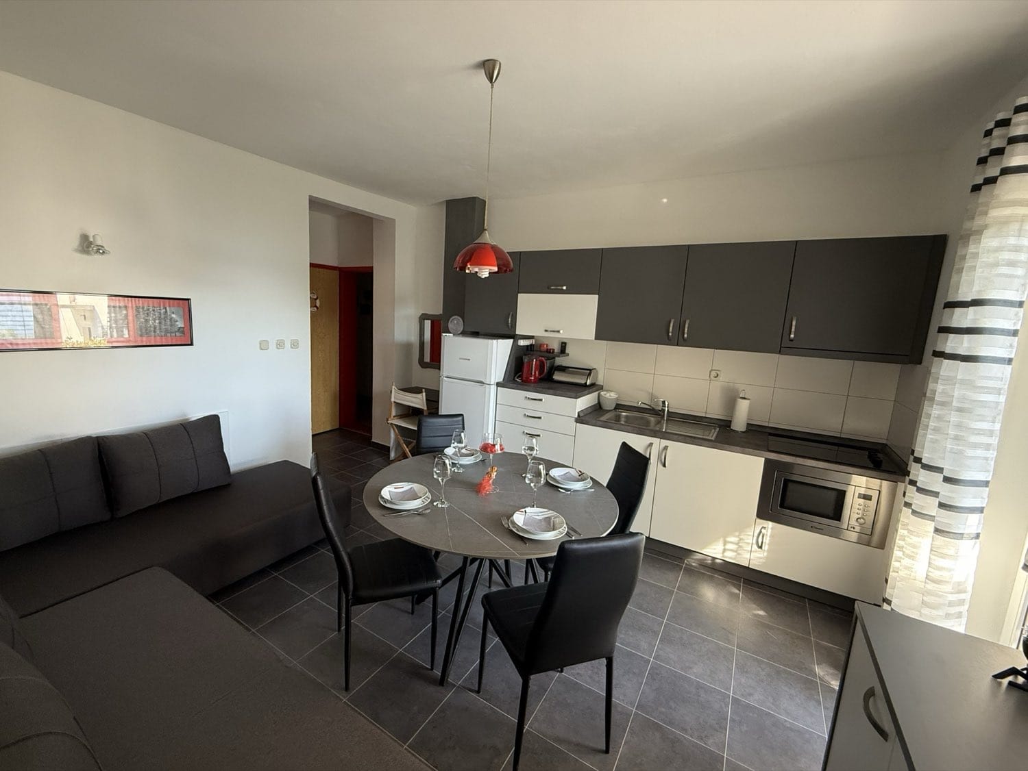 Coral Red apartment – equipped kitchen and dining area