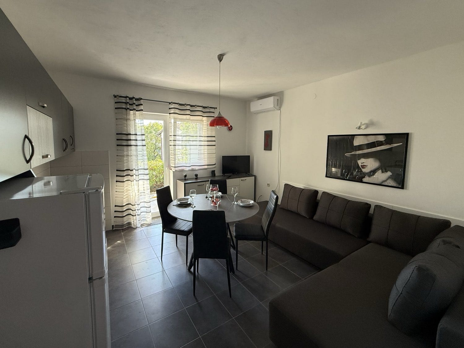 Coral Red apartment – living room with kitchen