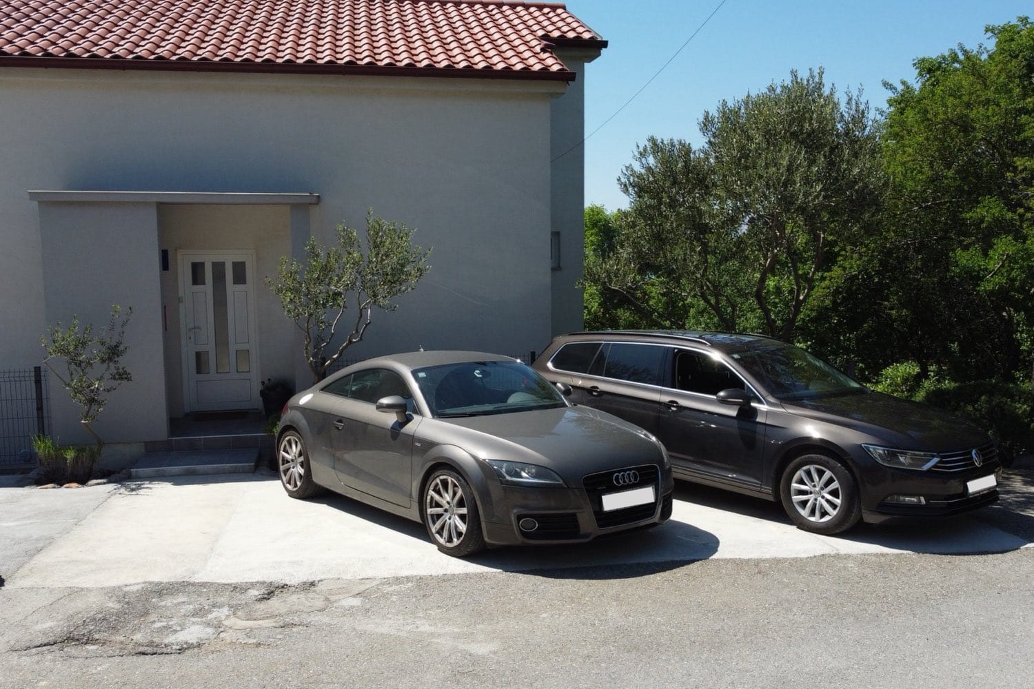 House entrance and private parking spaces