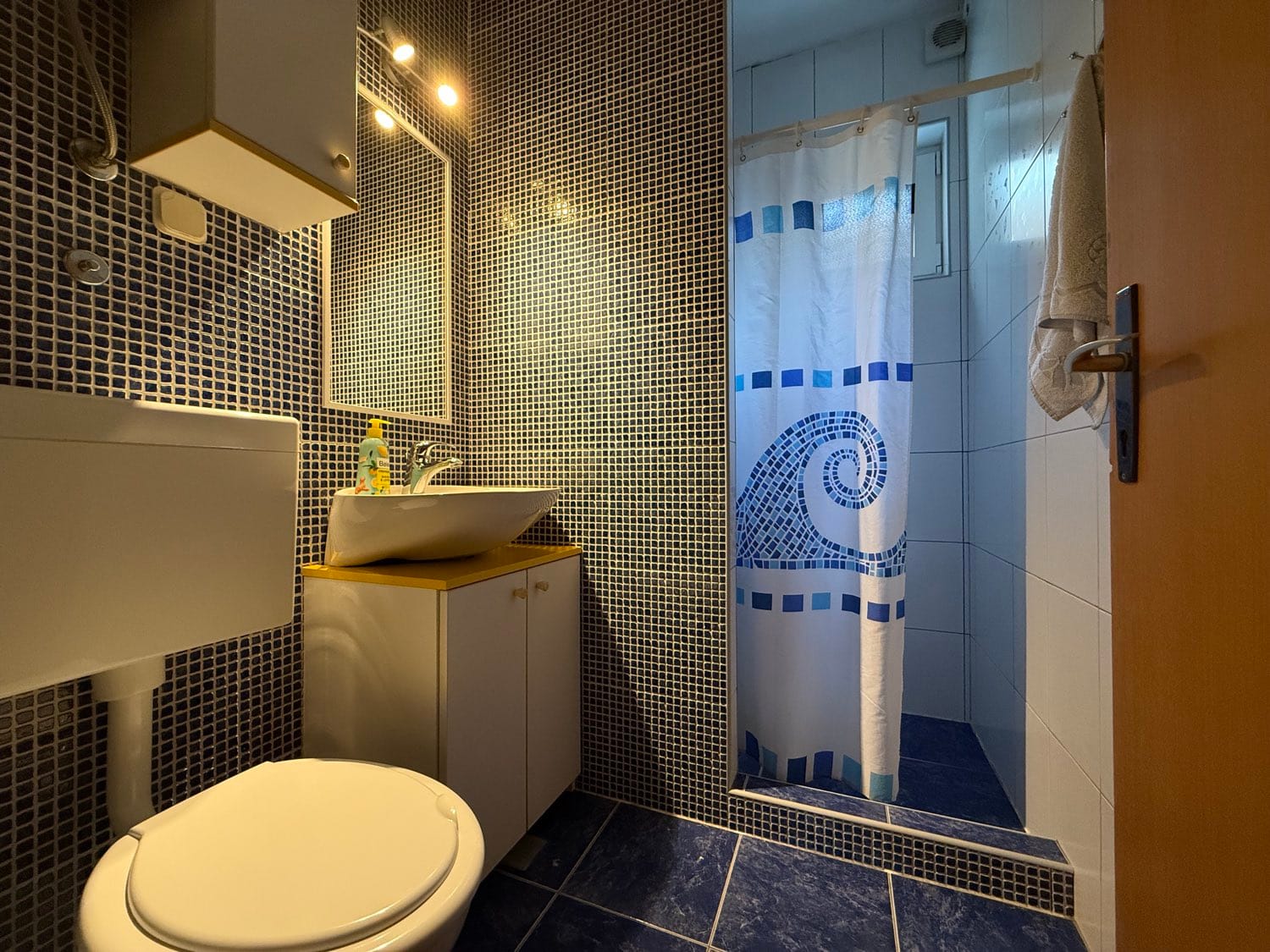 Sea Blue apartment – mosaic-tiled bathroom