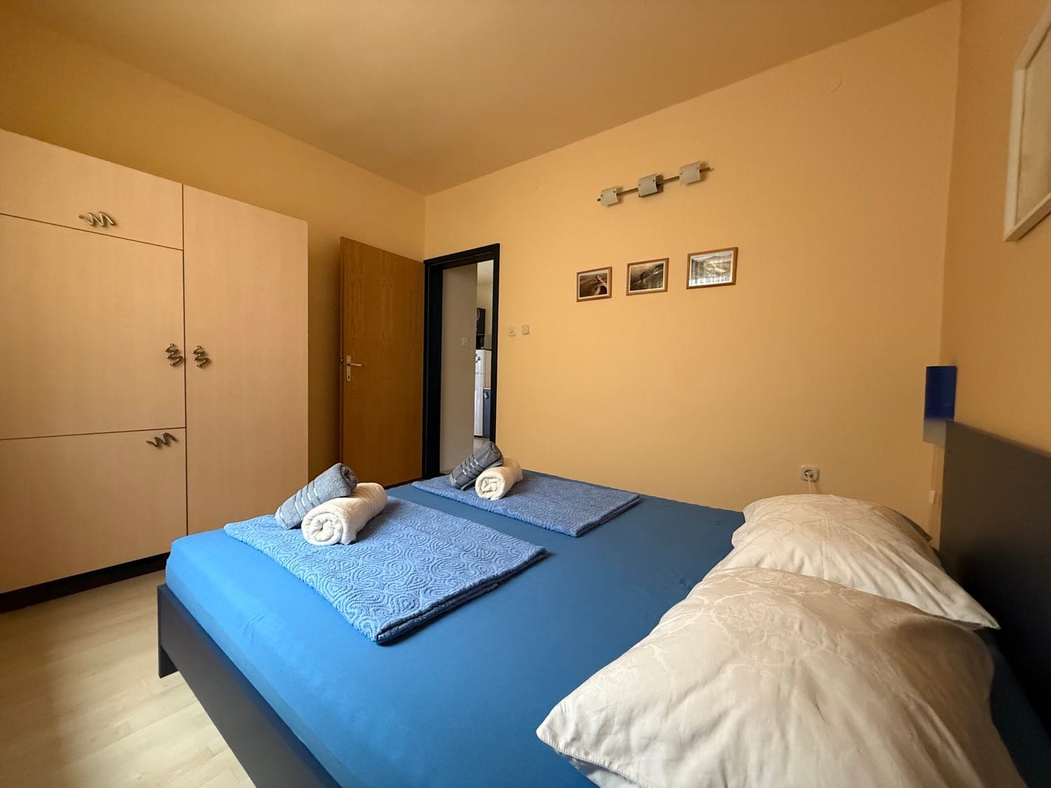 Sea Blue apartment – bedroom with double bed