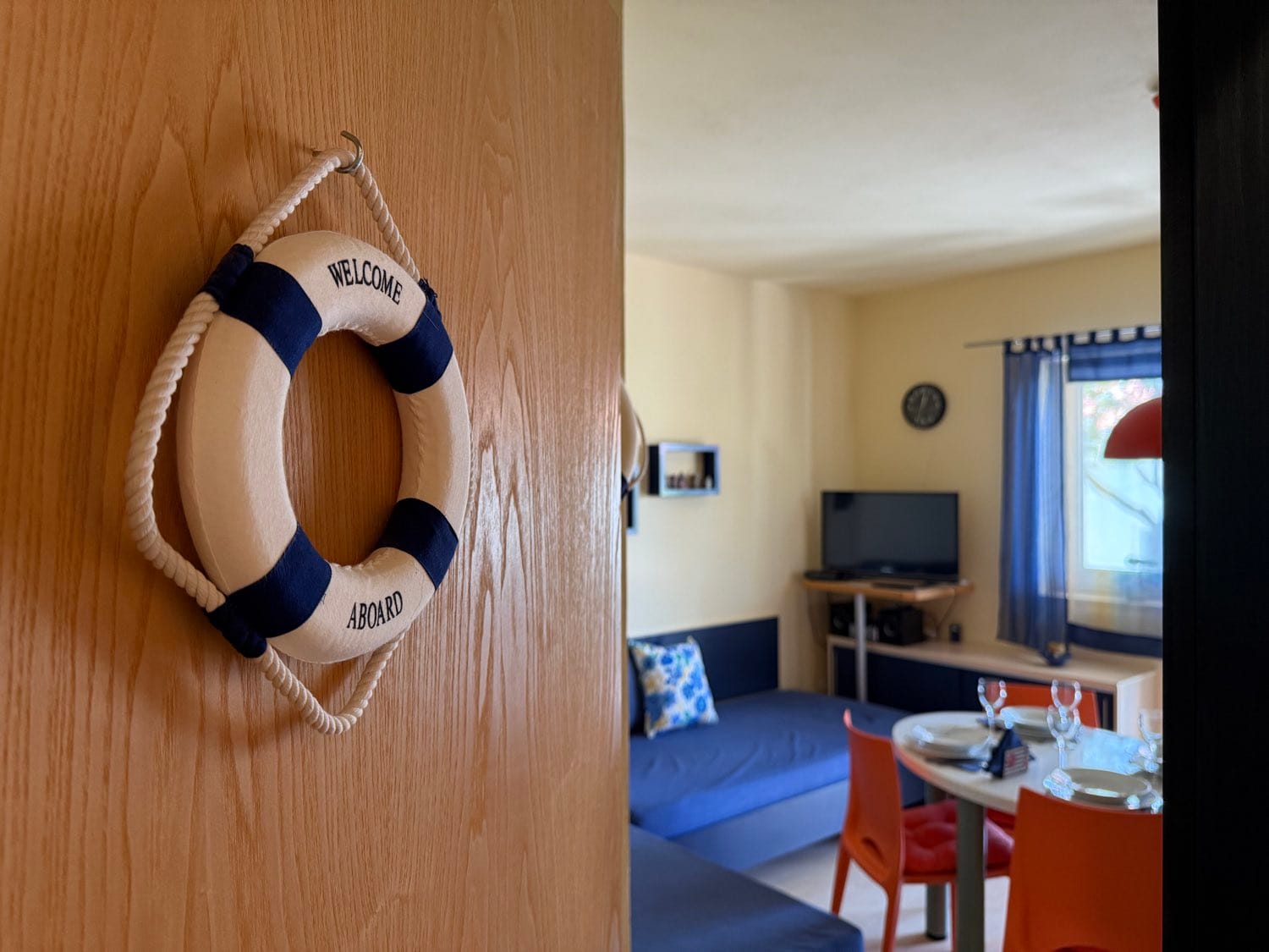 Sea Blue apartment – entrance with lifebuoy