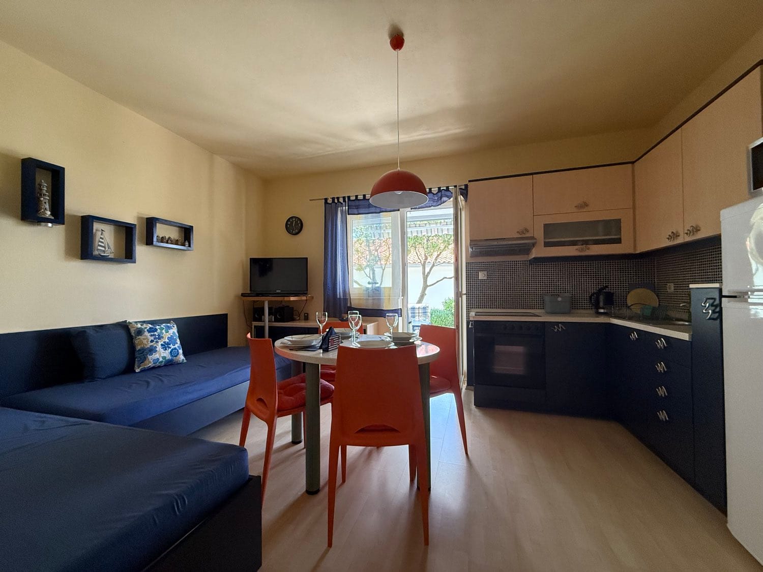 Sea Blue apartment – living room with corner sofa and kitchen