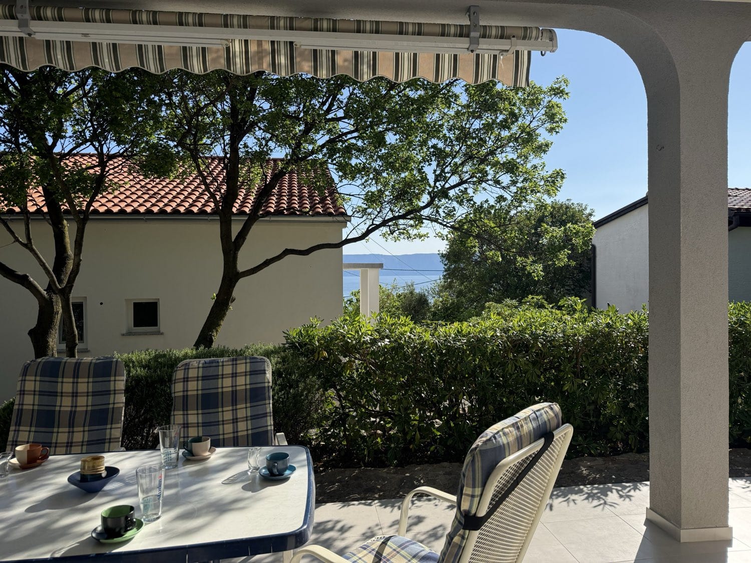 Covered terrace with dining table and sea view – Adriatic Charm Apartments, Smokvica Krmpotska
